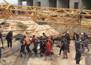 İnşaat şantiyesinde vinç devrilmesiyle 1 kişi yaralandı