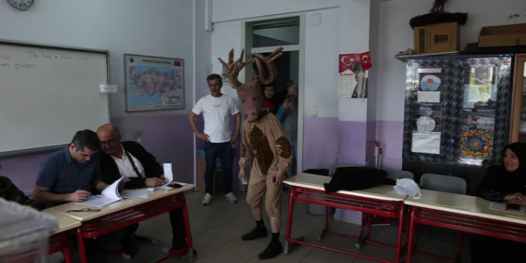 Geyik kostümüyle oy kullanmaya gitti