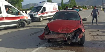 Kazada otomobil devrildi:2 yaralı