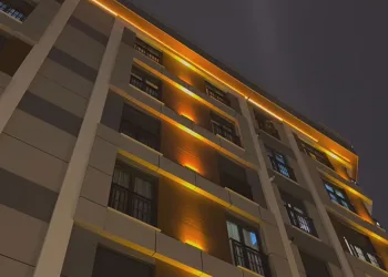 Sokaktaki kavgayı izlerken camdan düştü