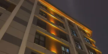 Sokaktaki kavgayı izlerken camdan düştü