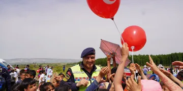 Uçurtma şenliği renkli görüntülere sahne oldu