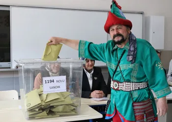 Bursa’nın “Hacivat”ı oyunu kullandı