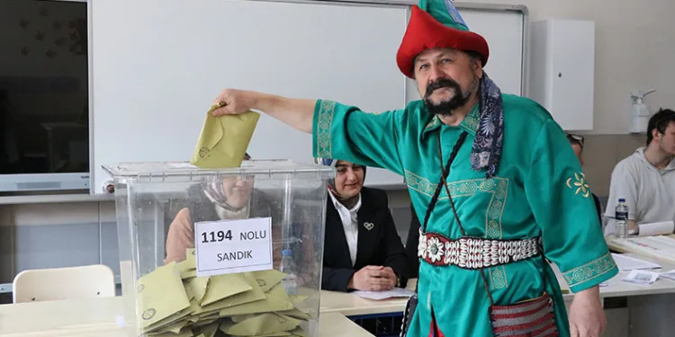 Bursa’nın “Hacivat”ı oyunu kullandı