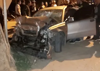 Bursa’da kontrolden çıkan otomobil beton duvara çarptı