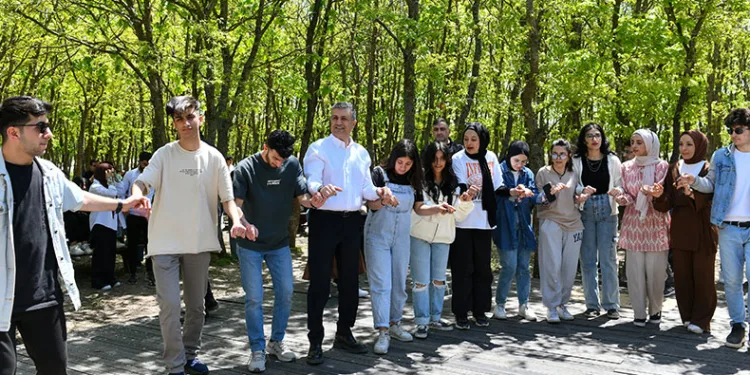 Sınav stresini halay çekerek attı