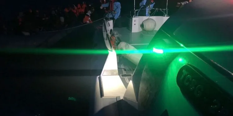 Ölüme terk edilen kaçak göçmenler kurtarıldı