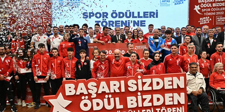 Bursa’da sporun yıldızlarına ödül yağdı