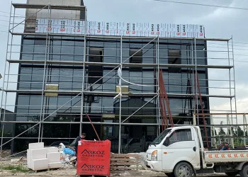 Elektrik akımına kapılarak, 3’üncü kattan düştü
