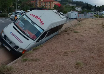 Yolcu minibüsüyle kamyonet çarpıştı
