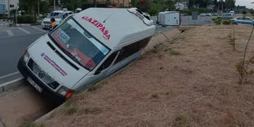 Yolcu minibüsüyle kamyonet çarpıştı