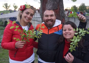 Sabahın ilk ışıklarında nehir kenarına akın