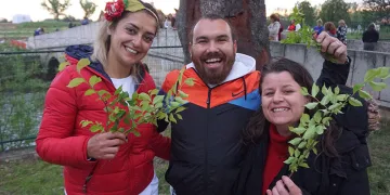 Sabahın ilk ışıklarında nehir kenarına akın