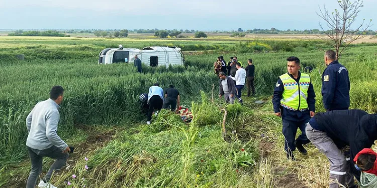 Bursa’da servis minibüsü devrildi: 8 yaralı