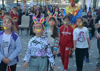 Depremzede çocuklara moral etkinliği