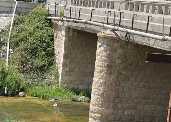 Depremde 200 yıllık köprü ayakta kaldı