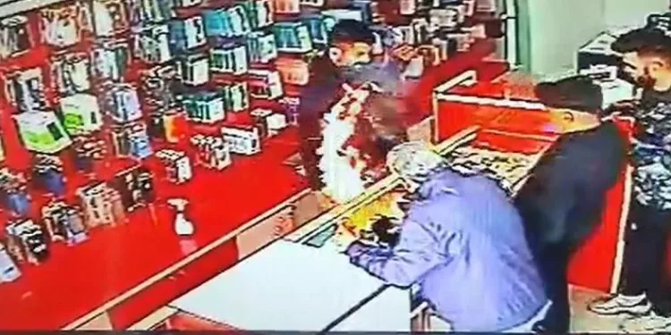 Telefon bataryasının patlama anı kameraya yansıdı