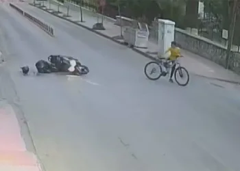 Çocuğa çarpmamak için kendini feda etti
