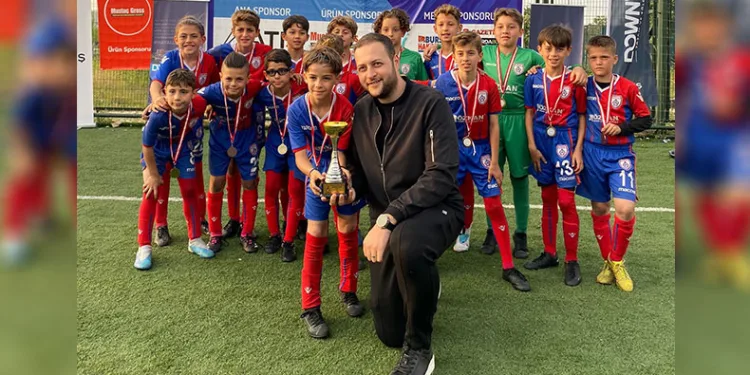 Genç futbolseverlerin turnuva heyecanı