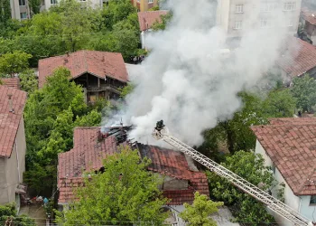 Tüp patlayan evde yangın çıktı