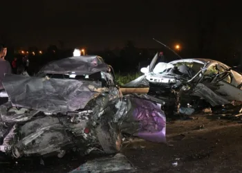 Kontrolden çıktı, karşı yönden gelen otomobile çarptı