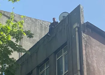 Çatıya çıkarak canına kıymaya çalıştı