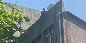Çatıya çıkarak canına kıymaya çalıştı
