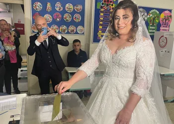 Gelinliğiyle oy kullanmaya gitti