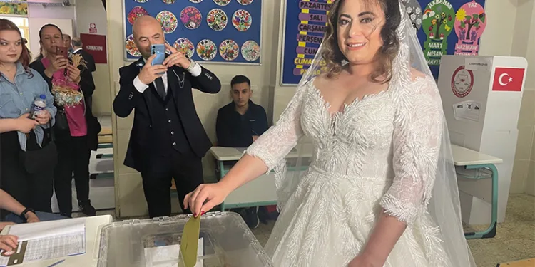 Gelinliğiyle oy kullanmaya gitti