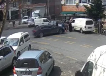 Minibüsün altında kalan kadın için seferber oldular
