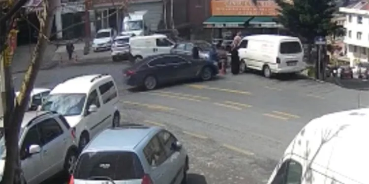 Minibüsün altında kalan kadın için seferber oldular
