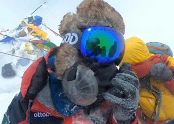 Everest Dağı’na tırmanan ilk ampute çift