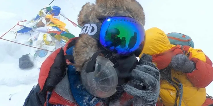 Everest Dağı’na tırmanan ilk ampute çift