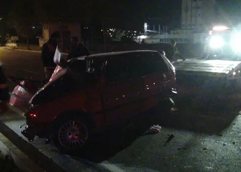 Hafif ticari araç ile otomobil çarpıştı
