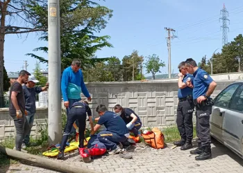 Telefon direği kökünden kırılarak devrildi