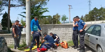 Telefon direği kökünden kırılarak devrildi