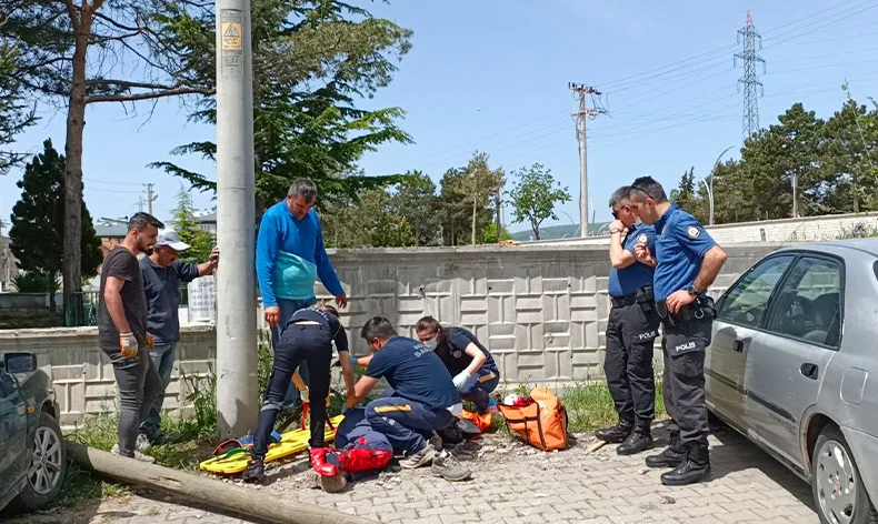 Telefon direği kökünden kırılarak devrildi