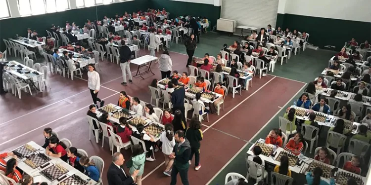 Minik satranç tutkunları kupalarına kavuştu