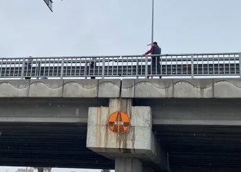 Polisler yaklaştı o uzaklaştı
