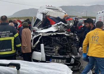 Sivas’ta servis aracı ile tır çarpıştı
