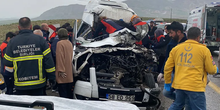 Sivas’ta servis aracı ile tır çarpıştı