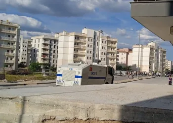 Mitingi sonrası polise taşlı saldırı