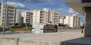 Mitingi sonrası polise taşlı saldırı