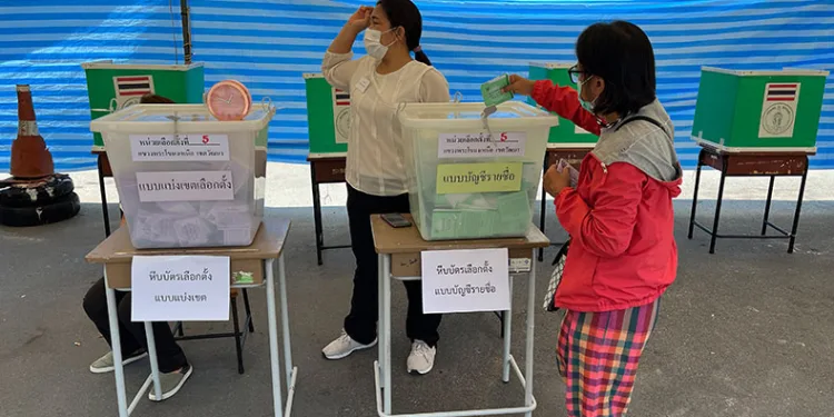 Tayland’da halk sandık başında