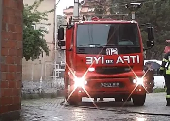 Yıldırım düşen evin çatısında yangın çıktı