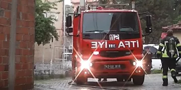 Yıldırım düşen evin çatısında yangın çıktı