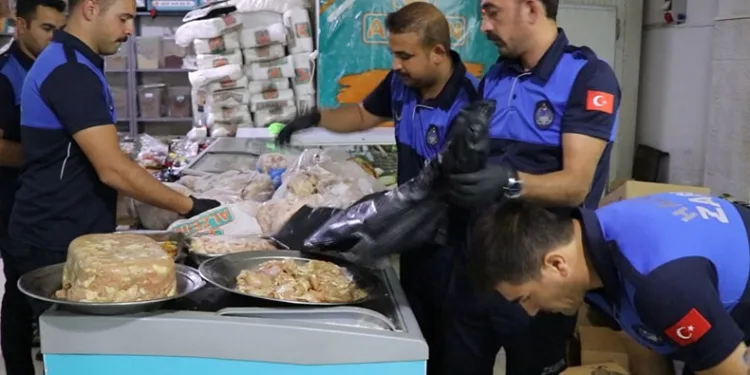 Bozuk etleri çamaşır suyuyla yıkadılar