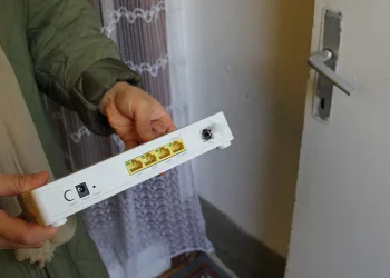 Yıldırım düşen mahallede, eşyalar kullanılamaz halde