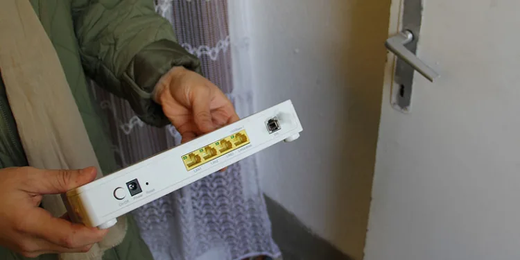 Yıldırım düşen mahallede, eşyalar kullanılamaz halde