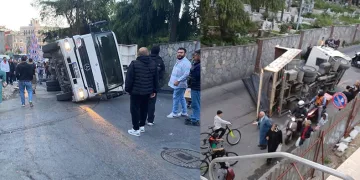 Kamyon aşırı yük nedeniyle yan yattı